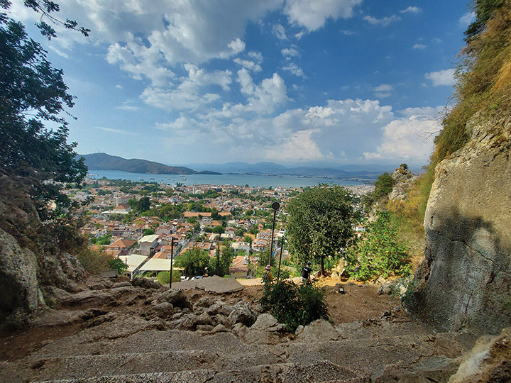 Melihat Laut Mediterania dari Ancient City of Telmessos yang memberikan pemandangan tiada tara. (Ni Luh Putu Budiningsih untuk Harian Disway)